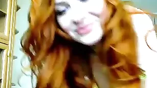Рыжая бестия GingerKittyXS ласкает сиси и пизду