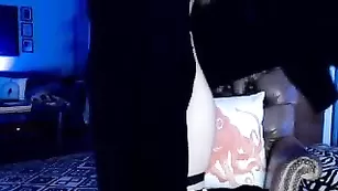 Симпатичная чертовка Unicorn_Killa раздевается на камеру