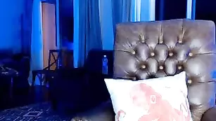 Симпатичная чертовка Unicorn_Killa раздевается на камеру