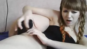 Молодая шалава Bars377 смачно дрочит пизду