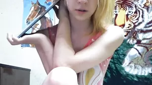 Привлекательная блонда Crazynastya19 трахает себя пальчиками