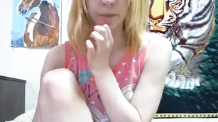 Привлекательная блонда Crazynastya19 трахает себя пальчиками