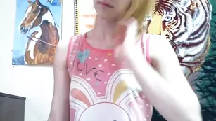 Привлекательная блонда Crazynastya19 трахает себя пальчиками