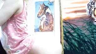 Привлекательная блонда Crazynastya19 трахает себя пальчиками