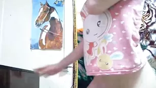 Привлекательная блонда Crazynastya19 трахает себя пальчиками