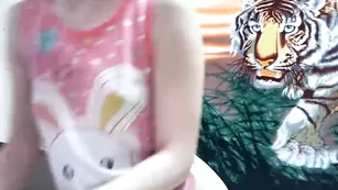 Привлекательная блонда Crazynastya19 трахает себя пальчиками