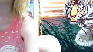 Привлекательная блонда Crazynastya19 трахает себя пальчиками