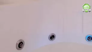 Молодая стерва Shakira_kiss моется в ванной