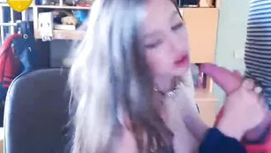 Шикарная чикса Lapushka отсасывает парню член