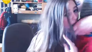 Шикарная чикса Lapushka отсасывает парню член