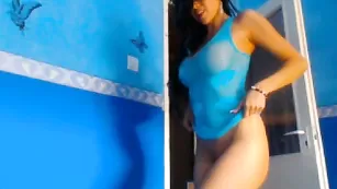 Великолепная шлендра Xalexax танцует стриптиз