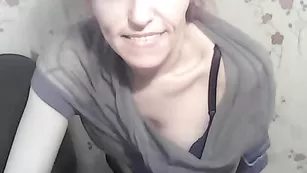 Взрослая стерва Slimkim позирует в эротичном наряде