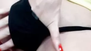 Пикантная кобыла Roxyallyours нежно дрочит пизду