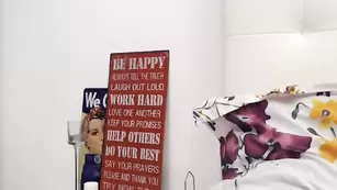 Загорелая блондинка Micaah моется в душе