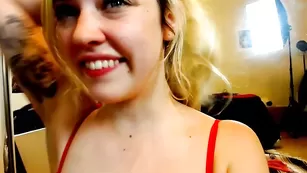 Сучка с татуировками Kittennischeeky глубоко сосет дилдо