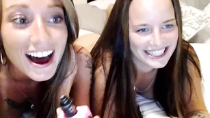 Татуированные бляди Ashlyndiamond ебутся с секс игрушками