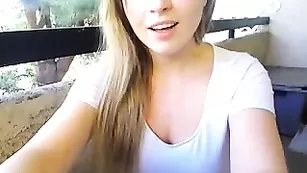 Сексуальная баба beabee нежно дрочит пизду