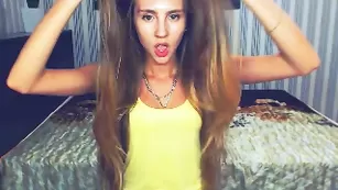 Смазливая куколка Angelicabunting раздевается и ласкает пизду