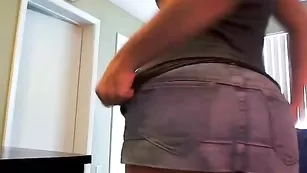 Грудастая брюнетка Geniva_ дрочит бритую пизду