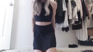 Яркая блонда ReeceRyan охотно трахает анал