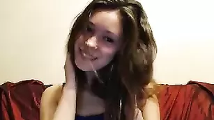 Темноволосая курва Biancofruity позирует перед камерой в одежде