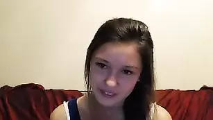 Темноволосая курва Biancofruity позирует перед камерой в одежде