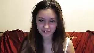 Темноволосая курва Biancofruity позирует перед камерой в одежде