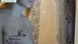 Прелестная сучка Nancy333 наминает натуральные сиськи