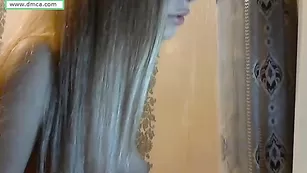 Прелестная сучка Nancy333 наминает натуральные сиськи