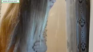 Прелестная сучка Nancy333 наминает натуральные сиськи