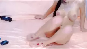 Темноволосая пассия l1lisenok трахается секс игрушкой