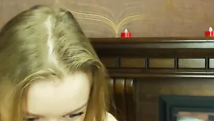 Шальная блонда Lora Blu мастурбирует пизду