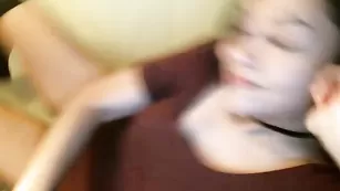 Озорная шлендра Beryl18 нежно теребит пизду