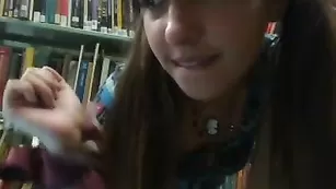 Шальная куколка дрочит пизду в библиотеке