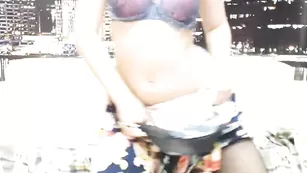 Симпатичная путана loveeless обнажает сисечки