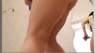 Сучка с крупной попой HloyaX страстно трахает анал