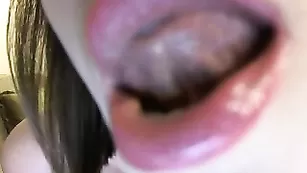 Шальная брюнетка LoveLyella раздевается на камеру