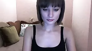 Шальная брюнетка LoveLyella раздевается на камеру