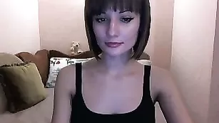 Шальная брюнетка LoveLyella раздевается на камеру