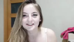 Похотливая сучка Aluanna2 ласкает бритую пизду