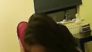 Жаркая дамочка Stacy_doll яро трахается в пизду