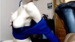 Изумительная шлендра unicorn_killa ласкает бритую пизду