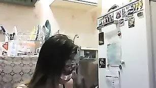 Сучка в маске Wax_simulacra облизывает резиновый пенис