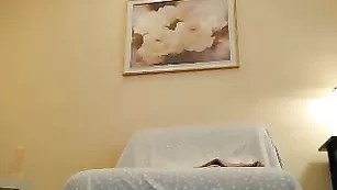 Худая путана MsLily жестко трахает анал