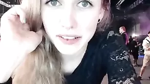 Худенькая сучка OddRosebud показывает маленькие сиськи