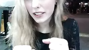 Худенькая сучка OddRosebud показывает маленькие сиськи