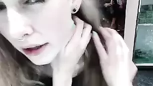 Худенькая сучка OddRosebud показывает маленькие сиськи