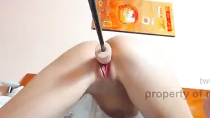 Смазливая шваль Monic_MFC трахает пизду секс машиной