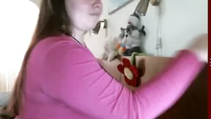 Темноволосая сука трахается секс игрушкой в анус