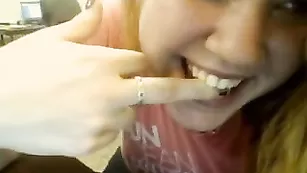 Пошлая сучка мастурбирует перед камерой